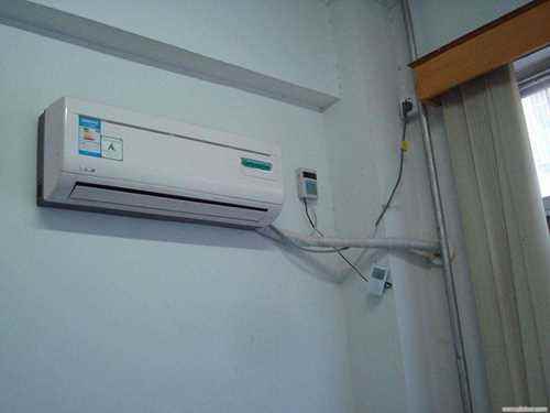 美的空调漏氟怎么检查，用手触摸空调连接管及冷凝器表面温度